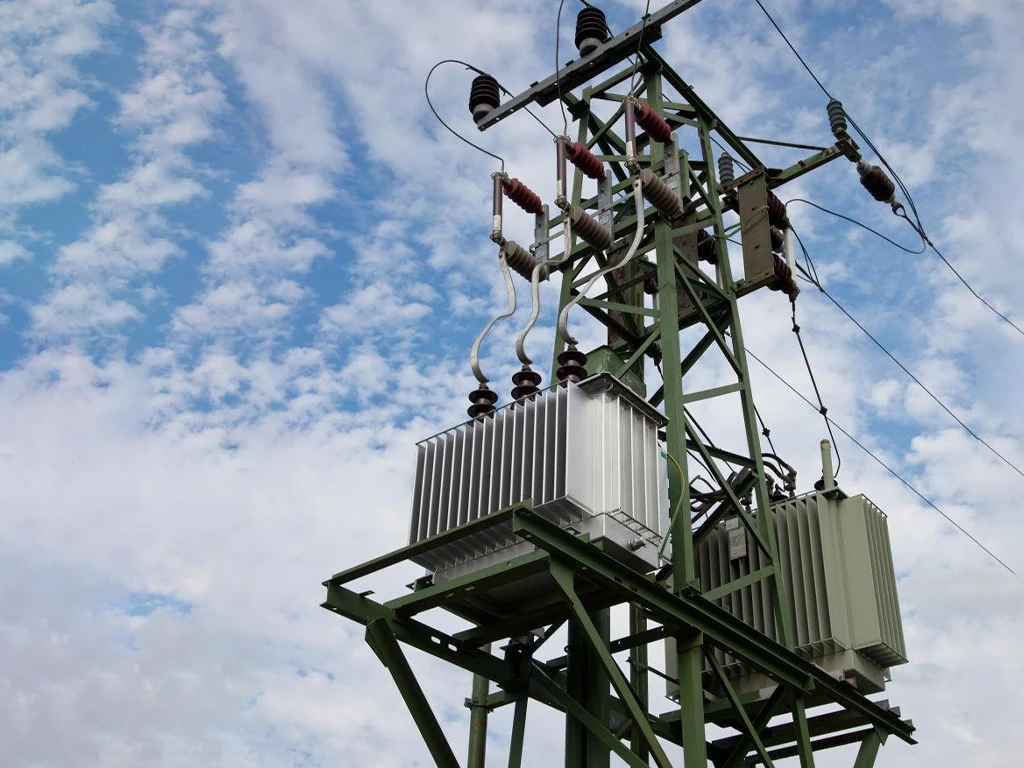 كيف تعزز محولات 10 كيلو فولت الاستقرار والأداء في أنظمة الطاقة ذات الجهد المتوسط؟ 4 محول مغمور في الزيت 10 كيلو فولت