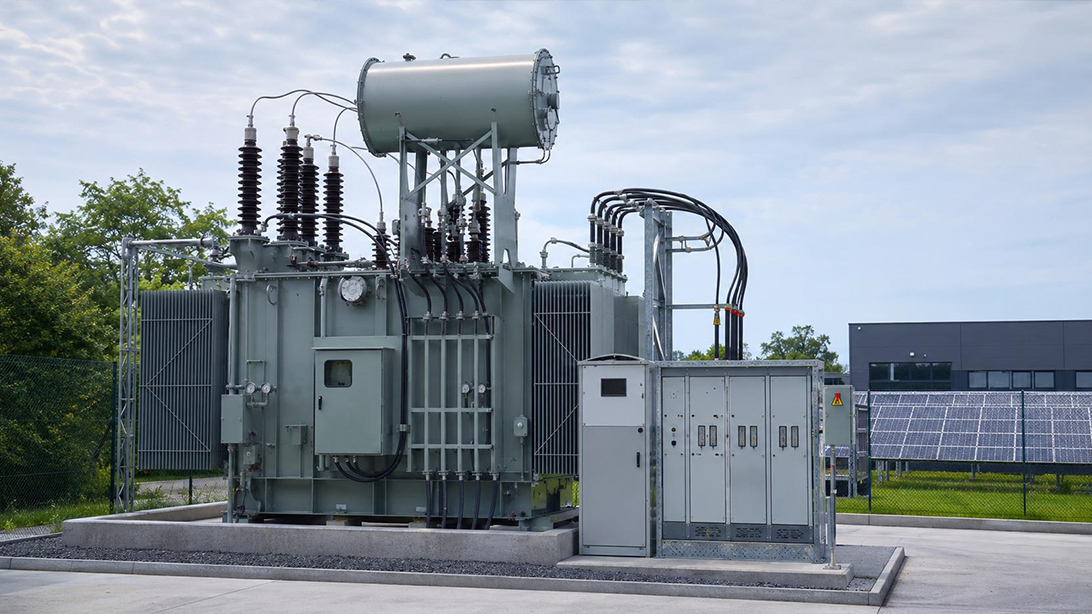 Transformadores en baño de aceite y de tipo seco dispuestos para aplicaciones de distribución de energía industrial