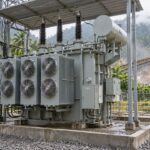 Transformateur à bain d'huile équipé de radiateurs et de ventilateurs de refroidissement dans une installation minière située sous les tropiques